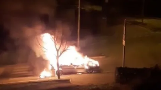 Seyir halindeki otomobil alev topuna döndü