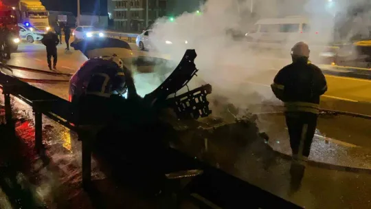 Seyir halindeki otomobil alev alev yandı