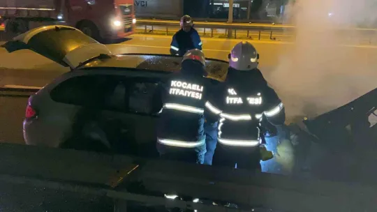 Seyir halindeki otomobil alev alev yandı