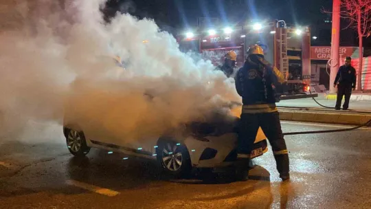 Seyir halindeki otomobil alev alev yandı
