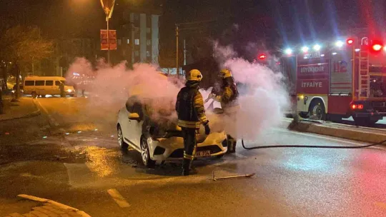Seyir halindeki otomobil alev alev yandı