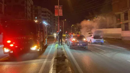 Seyir halindeki otomobil alev alev yandı