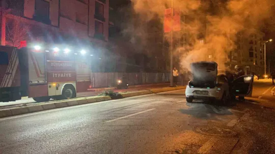 Seyir halindeki otomobil alev alev yandı