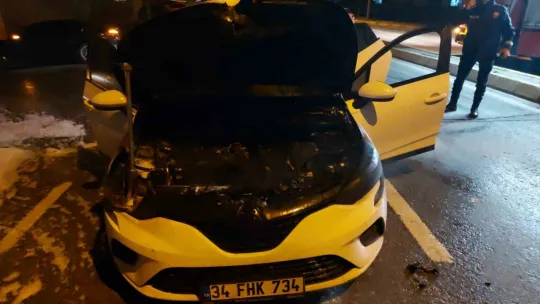 Seyir halindeki otomobil alev alev yandı