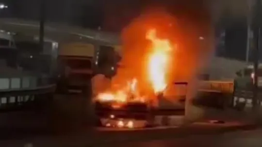 Seyir halindeki otomobil alev topuna döndü