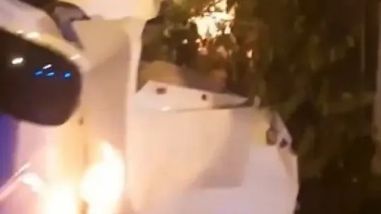 Seyir halindeki otomobil bariyerlere böyle çarptı