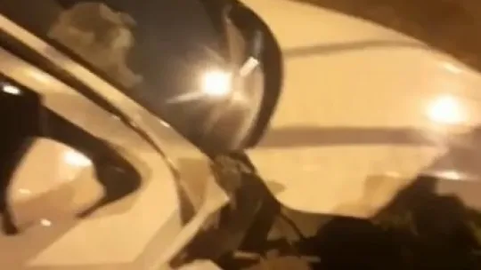 Seyir halindeki otomobil bariyerlere böyle çarptı