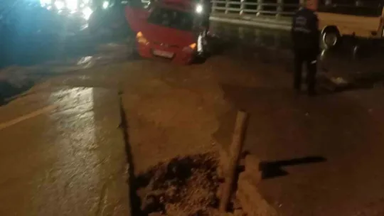 Seyir halindeki otomobil çukura düştü