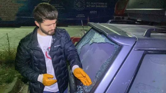 Seyir halindeki otomobile mermi isabet etti