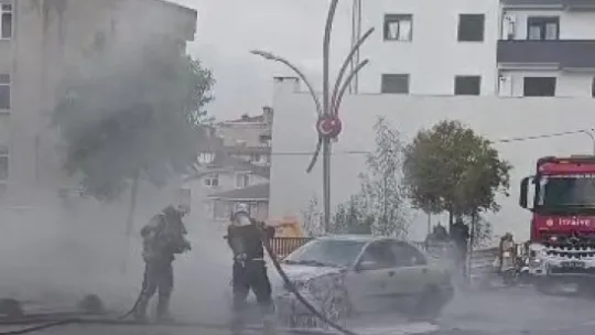 Seyir halindeki otomobilin motorunda yangın