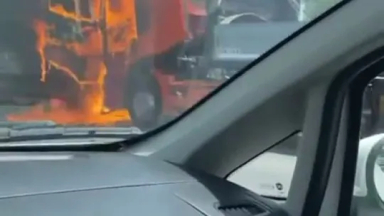 Seyir halindeki tır alev alev yandı