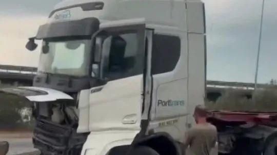 Seyir halindeki tır beton bariyere çarptı