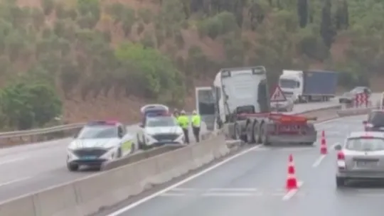 Seyir halindeki tır beton bariyere çarptı