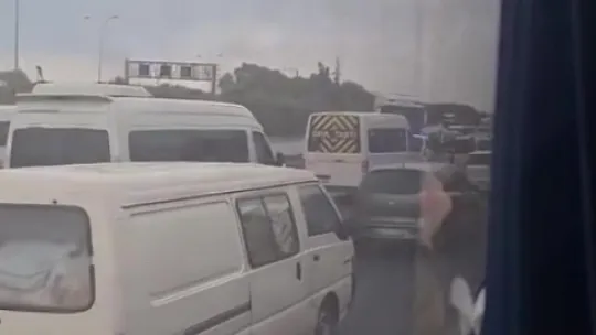 Seyir halindeki tır beton bariyere çarptı