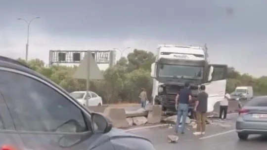 Seyir halindeki tır beton bariyere çarptı