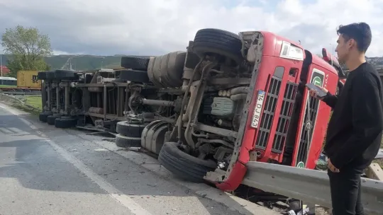 Devrilen tırdan yara almadan kurtuldu!