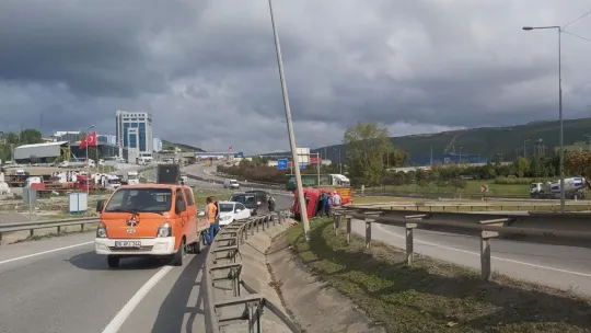 Devrilen tırdan yara almadan kurtuldu!
