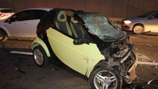 Seyir halindeki tıra çarpan Smart marka otomobilin sürücüsü sıkıştı