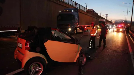 Seyir halindeki tıra çarpan Smart marka otomobilin sürücüsü sıkıştı