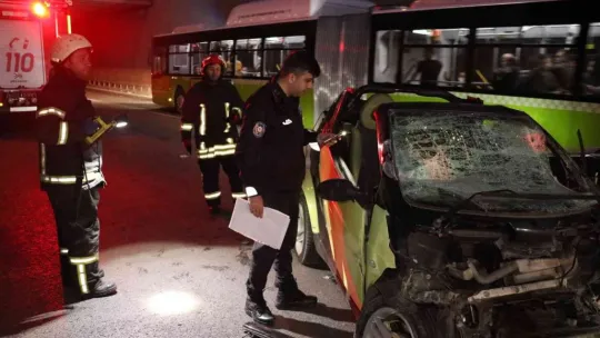 Seyir halindeki tıra çarpan Smart marka otomobilin sürücüsü sıkıştı