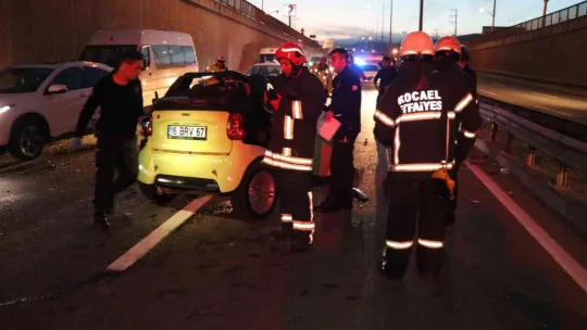 Seyir halindeki tıra çarpan Smart marka otomobilin sürücüsü sıkıştı