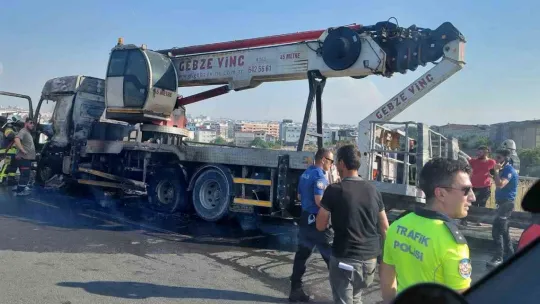 Seyir halindeki vinç alevlere teslim oldu