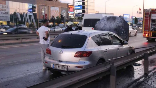 Seyir halindeki otomobil alev alev yandı