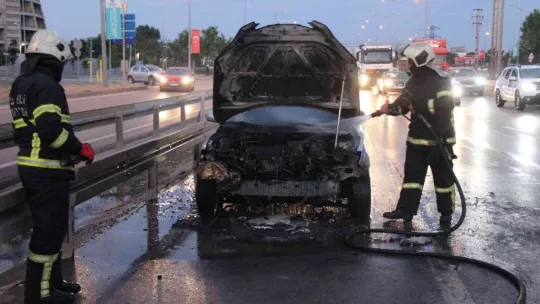 Seyir halindeki otomobil alev alev yandı