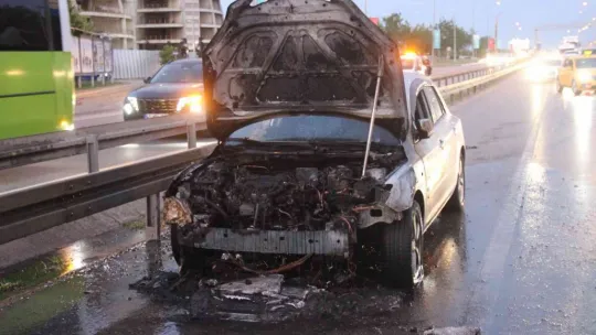 Seyir halindeki otomobil alev alev yandı