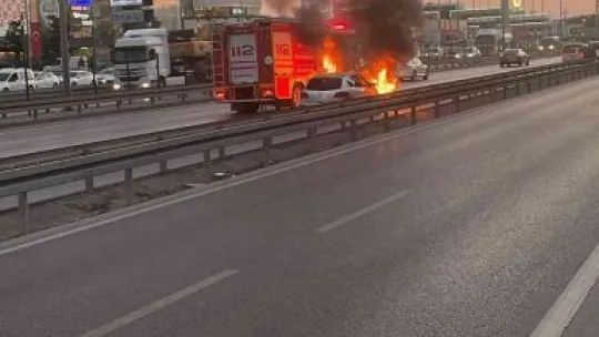 Seyir halindeki otomobil alev alev yandı