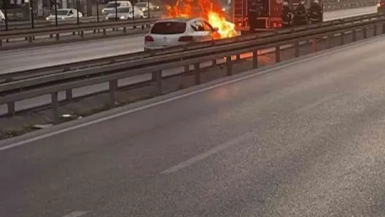 Seyir halindeki otomobil alev alev yandı