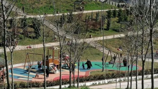 Sıcağa aldanan vatandaşlar kısıtlamayı unuttu, parkları doldurdu