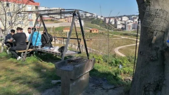 Sıcağa aldanan vatandaşlar kısıtlamayı unuttu, parkları doldurdu