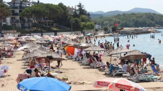 Sıcaktan bunalanlar Kocaeli plajlarını doldurdu!