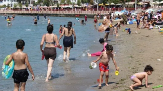Sıcaktan bunalanlar Kocaeli plajlarını doldurdu!
