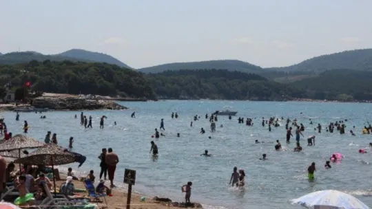 Sıcaktan bunalanlar Kocaeli plajlarını doldurdu!