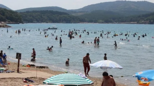 Sıcaktan bunalanlar Kocaeli plajlarını doldurdu!