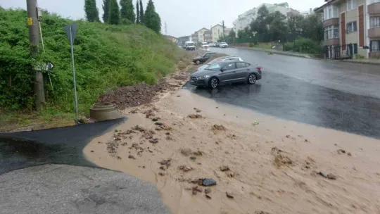 Kocaeli'de yollar çamur ve taş içinde kaldı