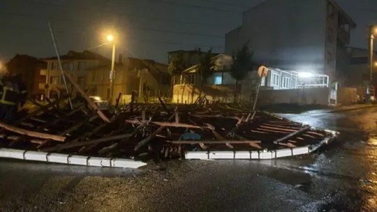 Şiddetli fırtına çatıyı yerinden söktü