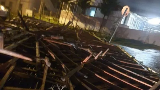 Şiddetli fırtına çatıyı yerinden söktü