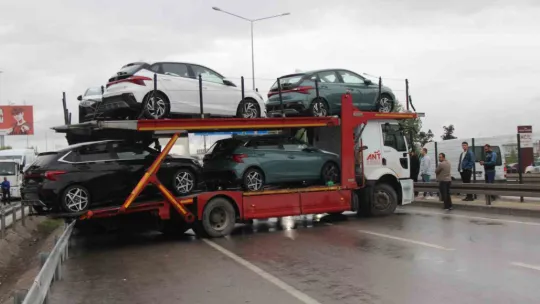 Sıfır araçların yüklü olduğu tır makaslama yaptı