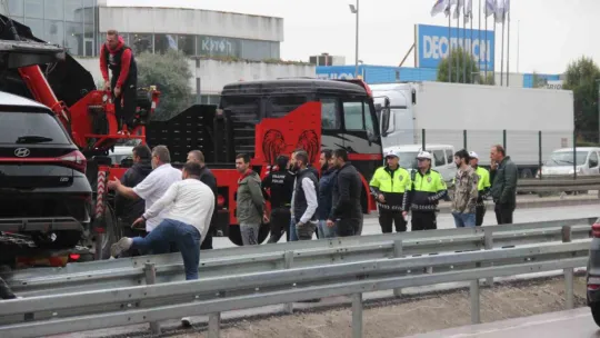 Sıfır araçların yüklü olduğu tır makaslama yaptı