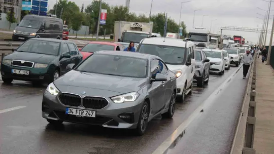 Sıfır araçların yüklü olduğu tır makaslama yaptı