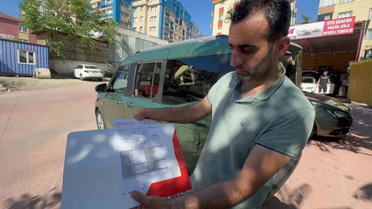 Sıfır diye aldığı 2 araç da hasarlı çıkınca isyan etti