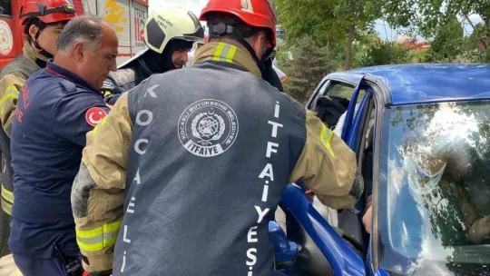 Sıkıştığı yerden otomobilin kapısı kesilerek kurtarıldı