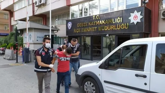 Silahla tehdit edip paralarını gasp ettiler