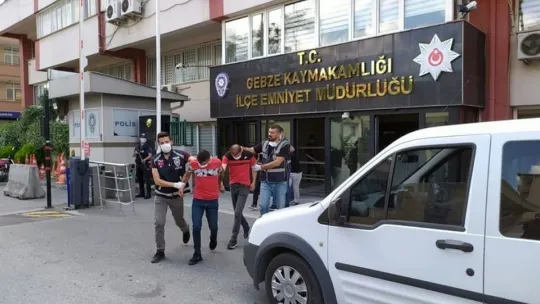 Silahla tehdit edip paralarını gasp ettiler