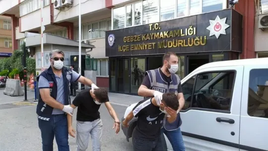 Silahla tehdit edip paralarını gasp ettiler