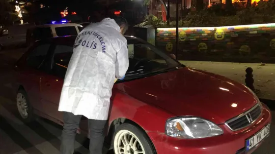 Silahlı çatışmada yoldan geçen otomobile mermi isabet etti