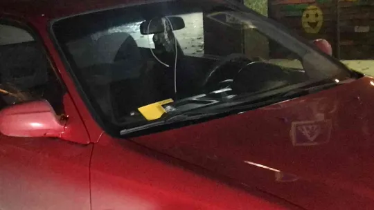 Silahlı çatışmada yoldan geçen otomobile mermi isabet etti